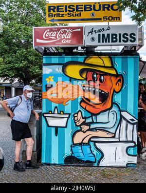 Amos Imbiss Kiosk - fast food Outlet avec publicité frappante en Britz, Neukoln, Berlin, Allemagne Banque D'Images