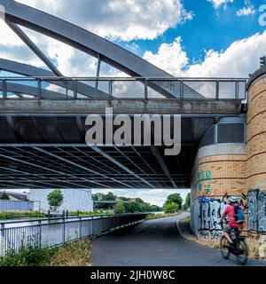 Pont Massante et sentier cyclable le long du canal Teltow à Johannisthal, Treptow-Köpenick, Berlin Banque D'Images