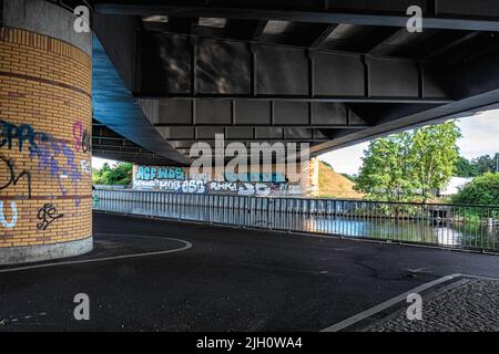 Ernst Ruska Ufer et le canal Teltow sous le pont couvert de graffitis de l'autoroute 113 à Johannisthal, Treptow-Köpenick, Berlin Banque D'Images