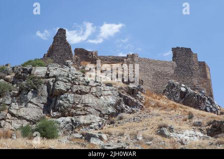 Grimpeurs de rochers qui montent sur la colline du château de Magacela. District de la Serena, Estrémadure, Espagne Banque D'Images