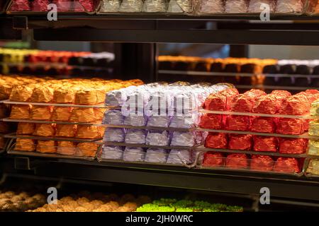 Comptoir à chocolat. Vue sur le comptoir à l'intérieur de la chocolaterie. Assortiment de chocolats colorés. Gros plan Banque D'Images