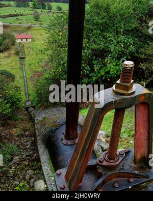 Passerelle de six Mile Creek, vestiges de l'ancienne centrale hydroélectrique de six Mile avec tuyau d'entrée et vanne d'arrêt, Murchison, île du sud, Nouvelle-Zélande Banque D'Images