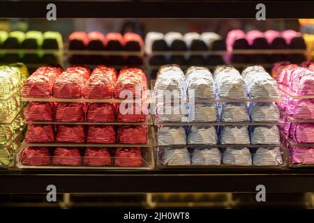 Comptoir à chocolat. Vue sur le comptoir à l'intérieur de la chocolaterie. Assortiment de chocolats colorés. Gros plan Banque D'Images