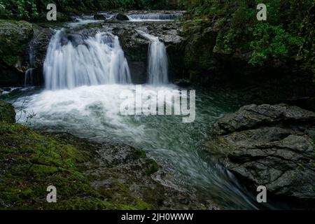 La passerelle de six Mile Creek, la rivière, la chute d'eau et les vestiges de l'ancienne centrale hydroélectrique de six Mile, Murchison, île sud, Aotearoa / Nouvelle-Zélande Banque D'Images