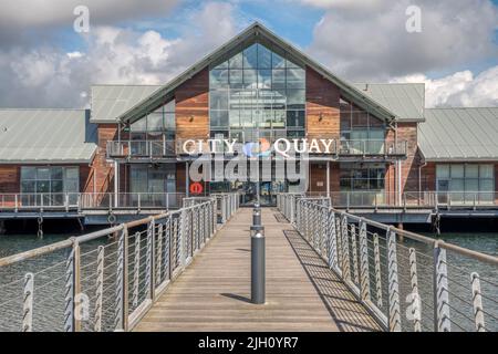 City Quay est un centre commercial, de loisirs et d'hôtel autour de l'ancien Victoria Quay à Dundee. Banque D'Images