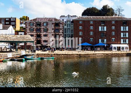 Une vue tranquille, matin de printemps d'Exeter Quay avec des réflexions sur une rivière tranquille exe #2. Banque D'Images