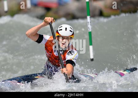 Ivrea, Italie. 9th juillet 2022. Ivrea, Italie 09 juillet 2022.ICF Junior et U23 championnats du monde de slalom de canoë à Ivrea, avec 45 nations des cinq continents représentées.Une longue liste de champions du monde en tête de liste pour cette semaine.Canoe féminin sous 23.Planzlaff Jannemiein GER (Credit image: © Tonello Abozzi/Pacific Press via ZUMA Press Wire) Banque D'Images