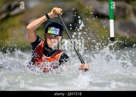 Ivrea, Italie. 9th juillet 2022. Ivrea, Italie 09 juillet 2022.ICF Junior et U23 championnats du monde de slalom de canoë à Ivrea, avec 45 nations des cinq continents représentées.Une longue liste de champions du monde en tête de liste pour cette semaine.Canoe féminin sous 23.Ogilvie Sophie GBR (Credit image: © Tonello Abozzi/Pacific Press via ZUMA Press Wire) Banque D'Images