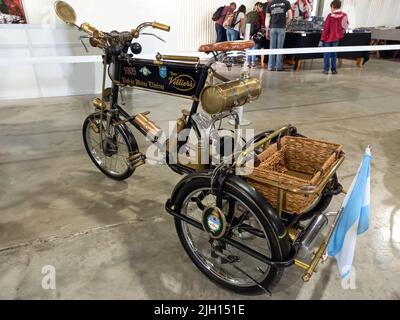 Avellaneda, Argentine - 7 mai 2022: Photo d'un vieux tricycle de 1905 Villiers. Expo Fierro 2022 salon de voiture classique. Banque D'Images