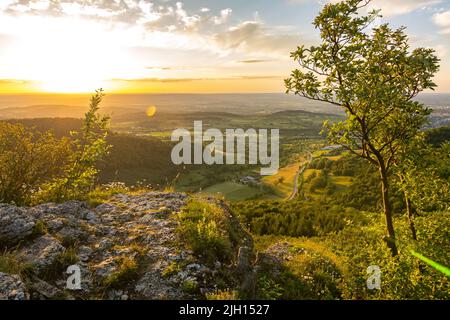 Coucher de soleil spectaculaire sur une route pittoresque dans le Jura souabe, dans le sud de l'Allemagne Banque D'Images