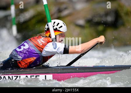 Ivrea, Italie. 9th juillet 2022. Ivrea, Italie 09 juillet 2022.ICF Junior et U23 championnats du monde de slalom de canoë à Ivrea, avec 45 nations des cinq continents représentées.Une longue liste de champions du monde en tête de liste pour cette semaine.Canoe féminin sous 23.Planzlaff Jannemiein GER (Credit image: © Tonello Abozzi/Pacific Press via ZUMA Press Wire) Banque D'Images