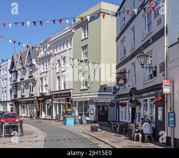 Les bacs à fleurs et les banderoles ajoutent de la couleur à Southside Street, sur le Barbican historique de Plymouth, un dimanche matin tranquille. Un mélange original de petites boutiques, publiques Banque D'Images