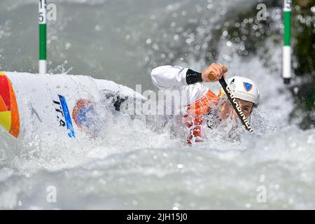 Ivrea, Italie. 9th juillet 2022. Ivrea, Italie 09 juillet 2022.ICF Junior et U23 championnats du monde de slalom de canoë à Ivrea, avec 45 nations des cinq continents représentés.Une longue liste de champions du monde en tête de liste pour cette semaine.Canoe féminin sous 23.Bertoncelli Marta ITA (Credit image: © Tonello Abozzi/Pacific Press via ZUMA Press Wire) Banque D'Images