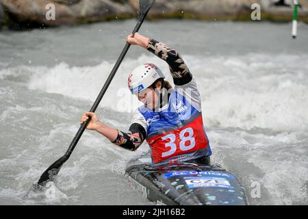 Ivrea, Italie. 9th juillet 2022. Ivrea, Italie 09 juillet 2022.ICF Junior et U23 championnats du monde de slalom de canoë à Ivrea, avec 45 nations des cinq continents représentées.Une longue liste de champions du monde en tête de liste pour cette semaine.Women's Kayak Junior.Samkova Olga CZE (Credit image: © Tonello Abozzi/Pacific Press via ZUMA Press Wire) Banque D'Images