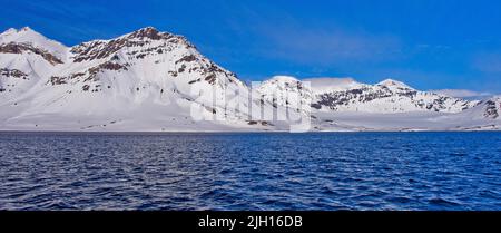 Montagnes enneigées, baie de Trygghamna, pays Oscar II, Arctique, Spitzbergen, Svalbard, Norvège, Europe Banque D'Images