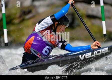 Ivrea, Italie. 9th juillet 2022. Ivrea, Italie 09 juillet 2022.ICF Junior et U23 championnats du monde de slalom de canoë à Ivrea, avec 45 nations des cinq continents représentées.Une longue liste de champions du monde en tête de liste pour cette semaine.Canoe féminin sous 23.Stach Aleksandra POL (Credit image: © Tonello Abozzi/Pacific Press via ZUMA Press Wire) Banque D'Images