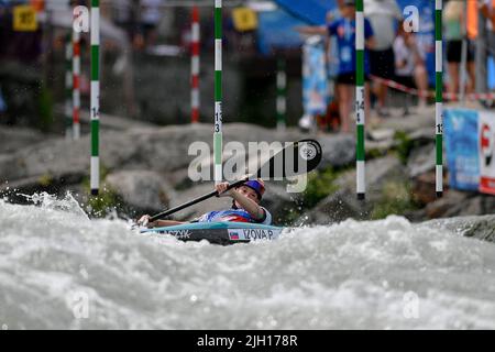 Ivrea, Italie. 9th juillet 2022. Ivrea, Italie 09 juillet 2022.ICF Junior et U23 championnats du monde de slalom de canoë à Ivrea, avec 45 nations des cinq continents représentées.Une longue liste de champions du monde en tête de liste pour cette semaine.Women's Kayak Junior.Izova Petronela SVK (Credit image: © Tonello Abozzi/Pacific Press via ZUMA Press Wire) Banque D'Images