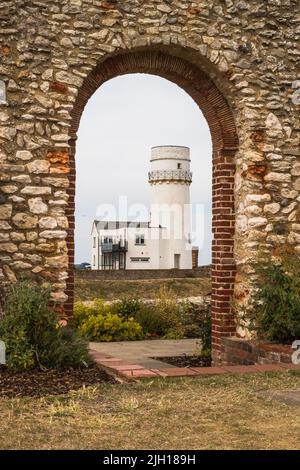 Le vieux phare de Hunstanton s'encadre avec l'arche des whats à gauche de la chapelle Saint-Edmund, prise le 11th juillet 2022. Banque D'Images