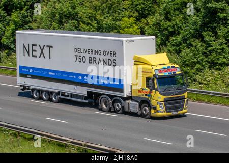 PROCHAINE livraison pour plus de 750 marques de magasins de mode. McBurney transport Group 2020 Volvo FH500 6x2T PA HSLP 1277cc Diesel Truck; voyageant sur l'autoroute M6, Manchester, Royaume-Uni Banque D'Images