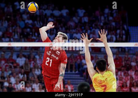 Tomasz Fornal (L) de Pologne et Yu Yaochen (R) de Chine lors du match de la FIVB Volleyball Nations de 2022 hommes entre la Pologne et la Chine à Gdansk (Pologne), 07 juillet 2022. Banque D'Images