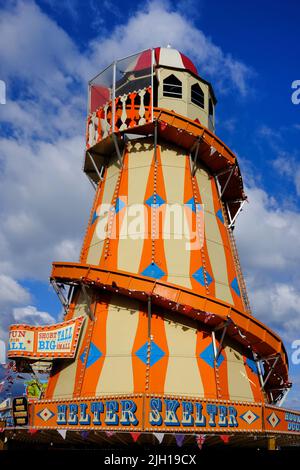 Seaside Helter skelter à Funfair, Weymouth, Dorset, Angleterre Banque D'Images