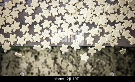 2022-07-14 10:25:28 HEERHUGOWAARD - rouleaux de gomme à mâcher hors de la ligne de production. Le fabricant de chewing gums BenBits ouvre une nouvelle usine. ANP RAMON VAN FLYMEN pays-bas sortie - belgique sortie Banque D'Images