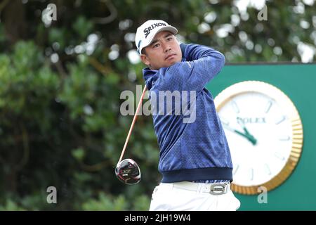 Le Japon Hideki Matsuyama débarque sur le 3rd au cours de la première journée de l'Open à l'Old course, St Andrews. Date de la photo: Jeudi 14 juillet 2022. Banque D'Images