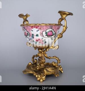 Antique chinois Yongzheng période exportation Famille Rose porcelaine Cup avec Ormolu Mounts Banque D'Images