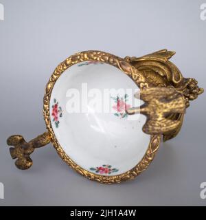 Antique chinois Yongzheng période exportation Famille Rose porcelaine Cup avec Ormolu Mounts Banque D'Images