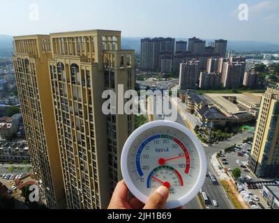 YICHANG,CHINE - 14 JUILLET 2022 - Un thermomètre indique que la température de surface a dépassé 40 degrés à Yichang, province de Hubei, Chine, on 14 juillet, 202 Banque D'Images