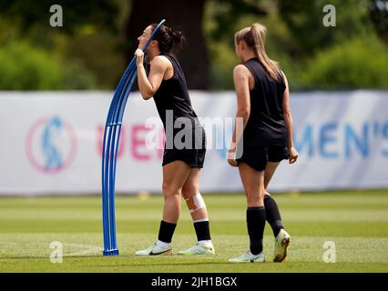 Lucy Bronze en Angleterre (à gauche) lors d'une séance d'entraînement au Lensbury Resort, Teddington. Date de la photo: Jeudi 14 juillet 2022. Banque D'Images