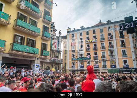 Des centaines de personnes attendent la cérémonie d'ouverture de la fête de San Fermin sur la place de l'Hôtel de ville 'Consistorial'. Banque D'Images