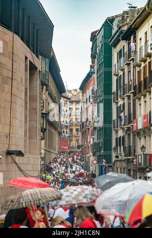 Pampelune, ESPAGNE - 06 juillet 2022: Rues de Pampelune au début de San Fermin. Les gens vêtus de blanc et de rouge marchent jusqu'à la place de l'hôtel de ville. Banque D'Images
