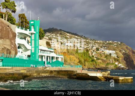 Complexe de natation d'eau de mer da Barreirinha à Funchal, sur l'île de Madère, construit dans le rocher du bord de mer dans la lumière spectaculaire du soir. Banque D'Images