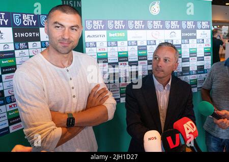 SITTARD, PAYS-BAS - JUILLET 14 : Burak Yilmaz de Fortuna Sittard lors de la présentation de Burak Yilmaz à Fortuna Sittard Stadion sur 14 juillet 2022 à Sittard, pays-Bas (photo de Jeroen Meuwsen/Orange Pictures) Banque D'Images