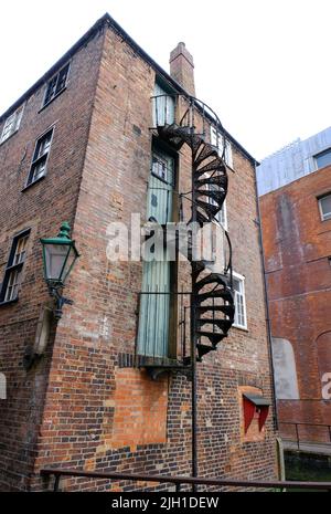 Lincoln, Lincolnshire, Royaume-Uni, 16 juin 2022 un ancien bâtiment en briques rouges dans le centre-ville avec un escalier en spirale desservant les étages supérieurs. Banque D'Images