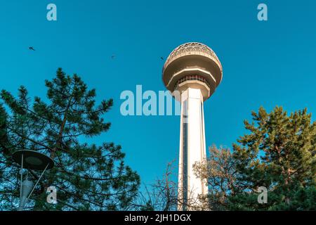 Ankara, Turquie - 05 juillet 2022 : la tour Atakule est le principal point de repère d'Ankara, Turquie Banque D'Images