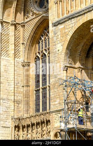 Lincoln, Lincolnshire, Royaume-Uni, 16 juin 2022 échafaudage permet aux ouvriers d'assister à l'œuvre de pierre par l'impressionnante entrée principale de la cathédrale de Lincoln. Banque D'Images