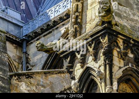 Lincoln, Lincolnshire, Royaume-Uni, 16 juin 2022 Gargoyles médiévaux jut du côté de la cathédrale de Lincoln. Banque D'Images