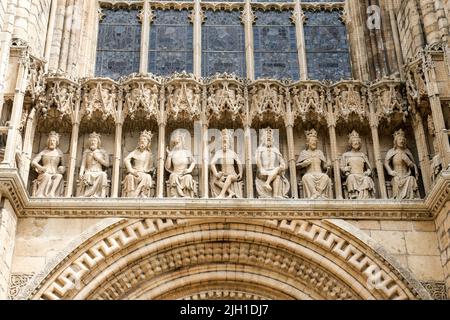 Lincoln, Lincolnshire, Royaume-Uni, 16 juin 2022 une imposante rangée de rois en pierre sculptée à l'entrée principale de la cathédrale de Lincoln. Banque D'Images