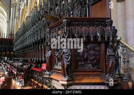 Lincoln, Lincolnshire, Royaume-Uni, 16 juin 2022 une vue intérieure de la cathédrale montrant des sculptures complexes en bois dans le choeur Banque D'Images