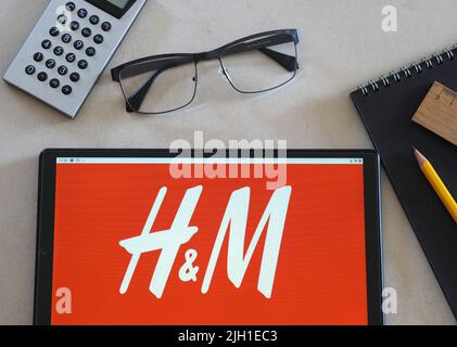 Sur cette illustration, le logo H & M Hennes & Mauritz AB ou H&M Group apparaît sur une tablette. Banque D'Images