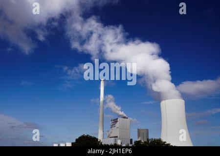 Herten Allemagne, 14 juillet 2022: Inscription *'nous assurons une énergie sûre. Aujourd'hui et à l'avenir'* sur un bloc de l'usine de cogénération STEAG à Herten promet une énergie sûre pour l'avenir grâce au charbon dur. La centrale combinée de chaleur et d'électricité de Herne possède qu'un seul bloc dans lequel non seulement l'électricité, mais aussi le chauffage urbain pour le réseau de chauffage urbain de Ruhr est généré à partir de charbon dur. Banque D'Images