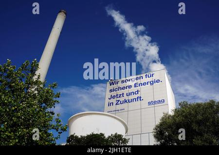 Herten Allemagne, 14 juillet 2022: Inscription *'nous assurons une énergie sûre. Aujourd'hui et à l'avenir'* sur un bloc de l'usine de cogénération STEAG à Herten promet une énergie sûre pour l'avenir grâce au charbon dur. La centrale combinée de chaleur et d'électricité de Herne possède qu'un seul bloc dans lequel non seulement l'électricité, mais aussi le chauffage urbain pour le réseau de chauffage urbain de Ruhr est généré à partir de charbon dur. Banque D'Images