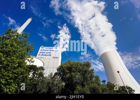 Herten Allemagne, 14 juillet 2022: Inscription *'nous assurons une énergie sûre. Aujourd'hui et à l'avenir'* sur un bloc de l'usine de cogénération STEAG à Herten promet une énergie sûre pour l'avenir grâce au charbon dur. La centrale combinée de chaleur et d'électricité de Herne possède qu'un seul bloc dans lequel non seulement l'électricité, mais aussi le chauffage urbain pour le réseau de chauffage urbain de Ruhr est généré à partir de charbon dur. Banque D'Images