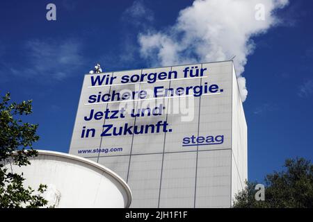 Herten Allemagne, 14 juillet 2022: Inscription *'nous assurons une énergie sûre. Aujourd'hui et à l'avenir'* sur un bloc de l'usine de cogénération STEAG à Herten promet une énergie sûre pour l'avenir grâce au charbon dur. La centrale combinée de chaleur et d'électricité de Herne possède qu'un seul bloc dans lequel non seulement l'électricité, mais aussi le chauffage urbain pour le réseau de chauffage urbain de Ruhr est généré à partir de charbon dur. Banque D'Images