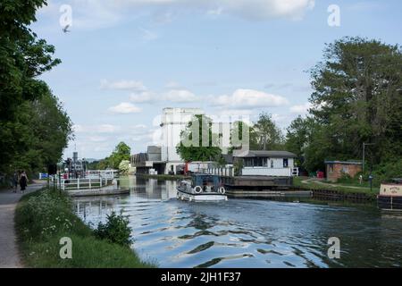 Bateau passant par le pont d'oscillation de Fretherne, Frampton on Severn, Gloucestershire, Royaume-Uni Banque D'Images