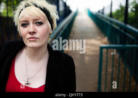 Gothique urbain. Un portrait confiant d'un style de vie alternatif adolescente modèle avec piercings faciaux. D'une série avec le même modèle. Banque D'Images