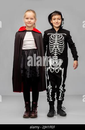 des enfants heureux en costumes d'halloween Banque D'Images