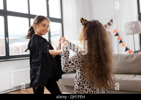 filles en costumes d'halloween dansant à la maison Banque D'Images